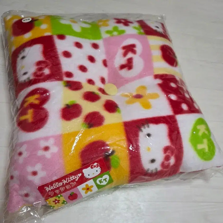 [BUNJANG] Patchwork Apple Kitty Cushion / 고전 동물의숲 느낌나는 패치워크 사과 키티 방석