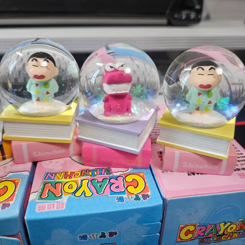 [BUNJANG] Crayon Shin-chan Snow Globe Mood Lamp / 짱구 스노우볼 무드등 단순개봉 팝니다