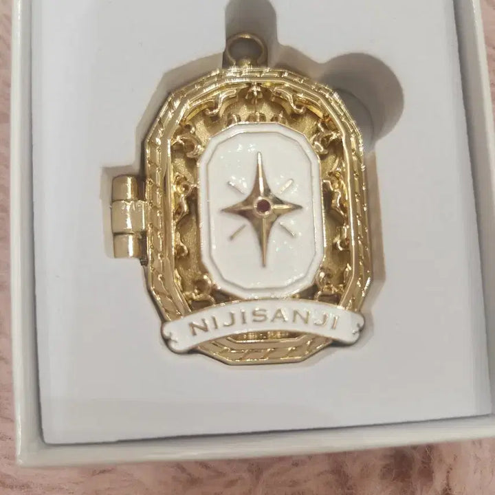 [BUNJANG] Nijisanji 6th Anniversary Akina Saegusa Rocket Pendant / 니지산지 6주년 사에구사 아키나 로켓팬던트