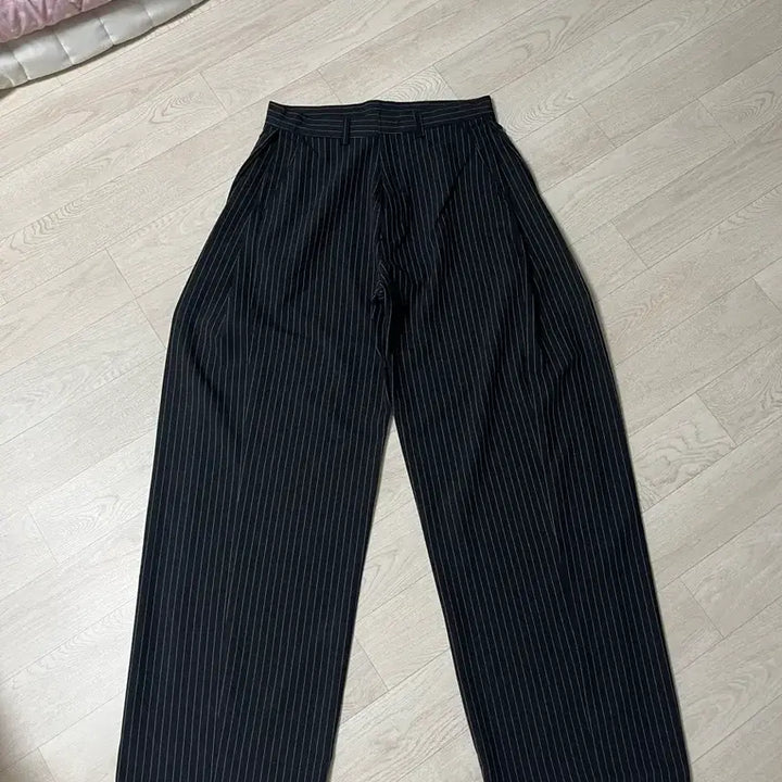 [BUNJANG] Signature Multi-Tuck Wide Slacks [Black Stripe] / 시그니처 멀티턱 와이드 슬랙스[블랙 스트라이프]