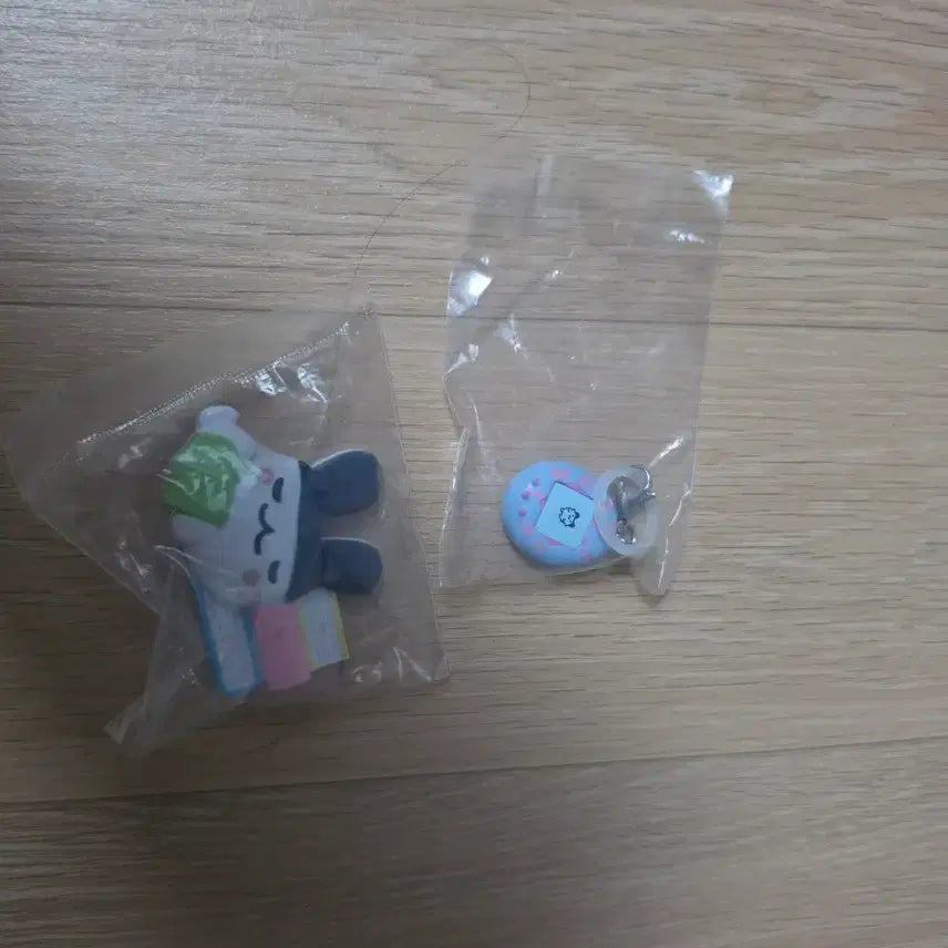 [BUNJANG] Tamagotchi Character &amp; Crab Plush Keychain Set / 다마고치 키링, 집게