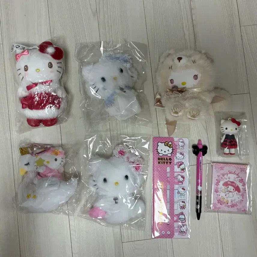 [BUNJANG] Hello Kitty Plush &amp; Stationery Set / 헬로키티 인형/문구 세트