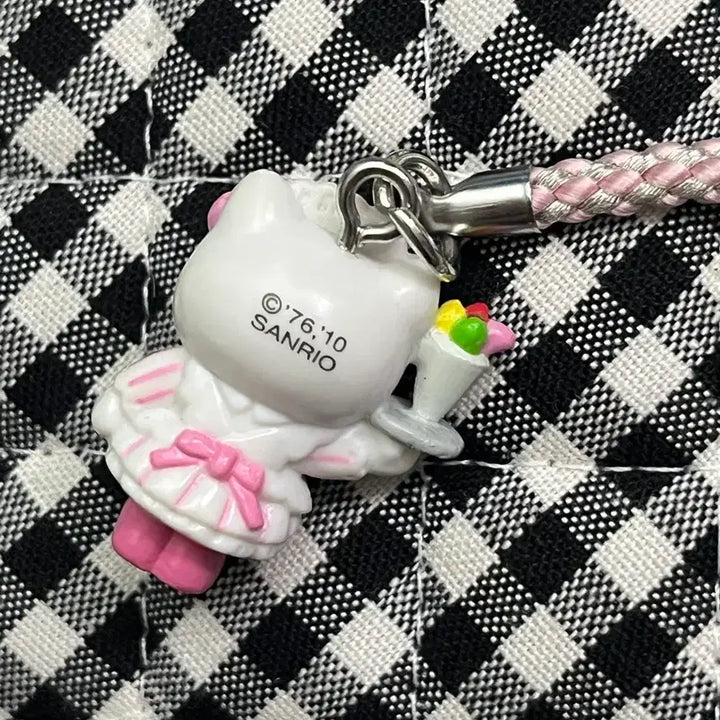 [BUNJANG] Sanrio Classic Hello Kitty Waitress Kitty Strap (Parfait/Serving) / 산리오) 고전 헬로키티 웨이트리스 키티스트랩 (파르페/서빙)