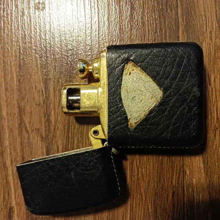 [BUNJANG] Gold Lighter with Black Leather Cover / 골드 라이터 블랙 가죽 커버