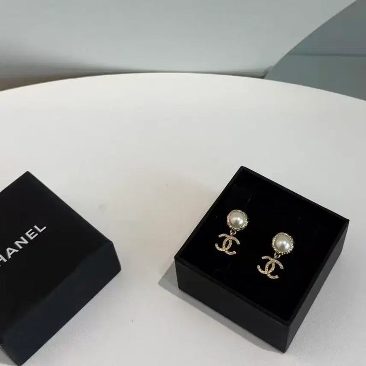 [BUNJANG] Chanel Pearl CC Logo Earrings / 샤넬 귀걸이 펄 CC 로고