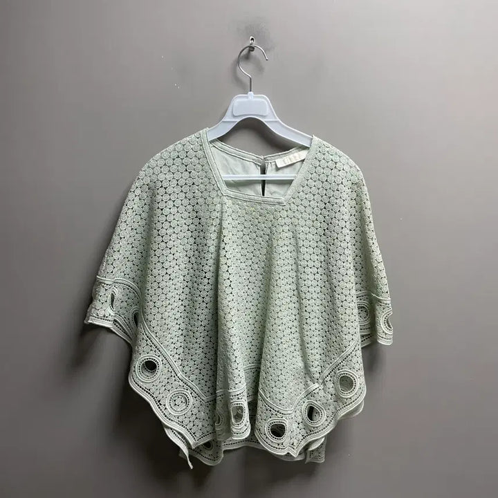 [BUNJANG] Chloé Eyelet Lace Cape Top / 끌로에 아이렛 레이스 케이프 탑