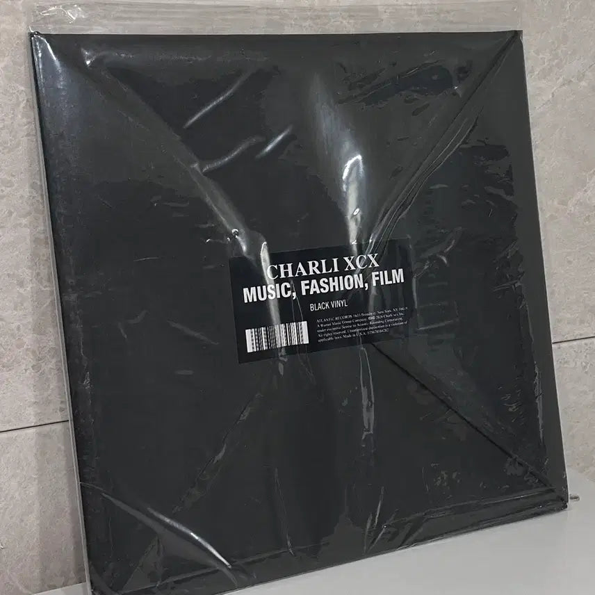 [BUNJANG] Charli XCX Autographed Limited Edition 1000 LP with Music Video Film / 당일출고) Charli xcx 친필싸인 1,000장 한정판 lp + 뮤직비디오 필름