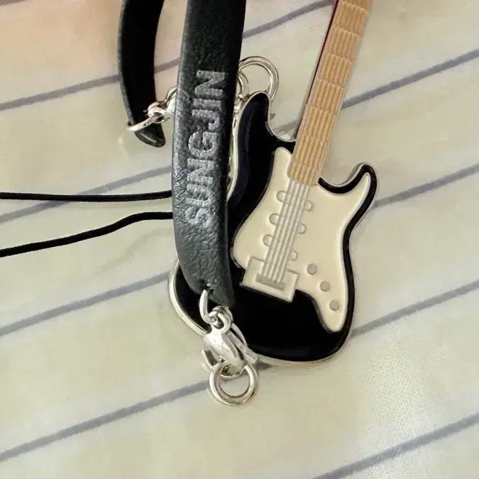 [BUNJANG] DAY6 Sungjin Mini Guitar Strap / (원가이하)데이식스 성진 방이 30 미니 기타 스트랩