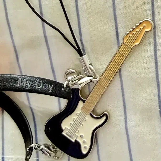 [BUNJANG] DAY6 Sungjin Mini Guitar Strap / (원가이하)데이식스 성진 방이 30 미니 기타 스트랩