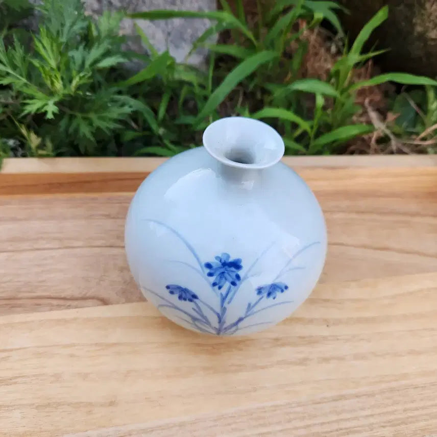 [BUNJANG] Joseon Dynasty Blue-and-White Porcelain Vase with Floral Motif / 청화백자 초화문 앵병