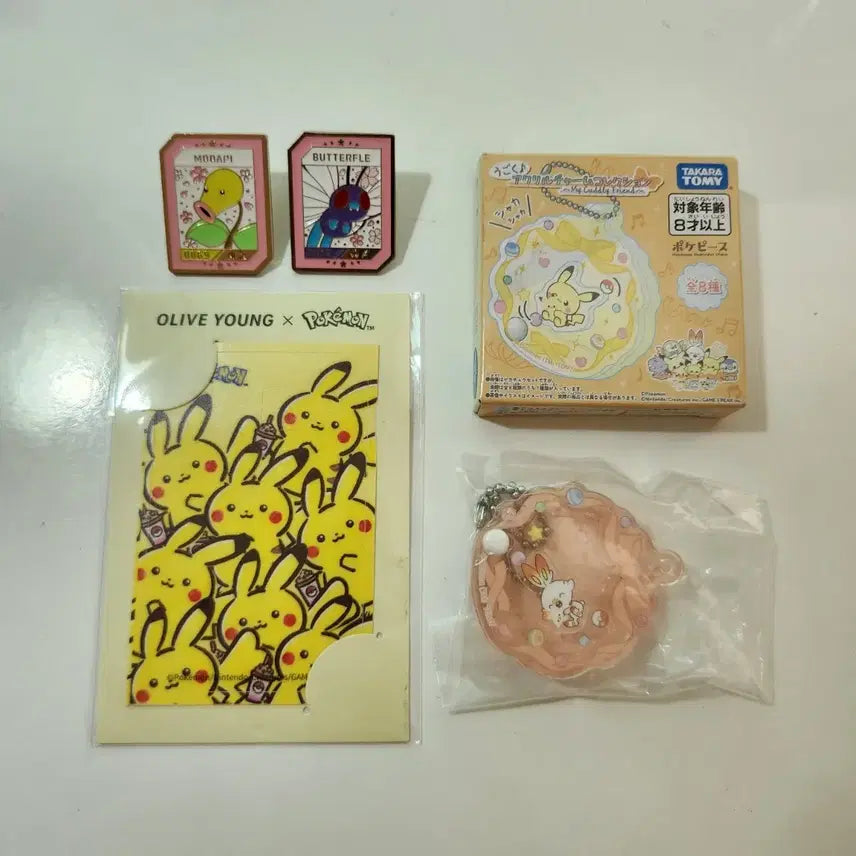 [BUNJANG] Pokemon Butterfree &amp; Venomoth Pin Badge Set, Butterfree &amp; Venomoth Keyring, Pikachu Sticker / 포켓몬 모다피, 버터플 뱃지 / 포켓피스 염버니 키링 / 피키츄 스티커