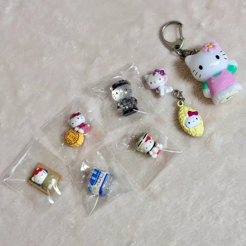 [BUNJANG] Vintage Sanrio Hello Kitty Strap Set / 고전 산리오 키티스트랩 일괄 과자 모래찜질 챠미 대형 기차 야구