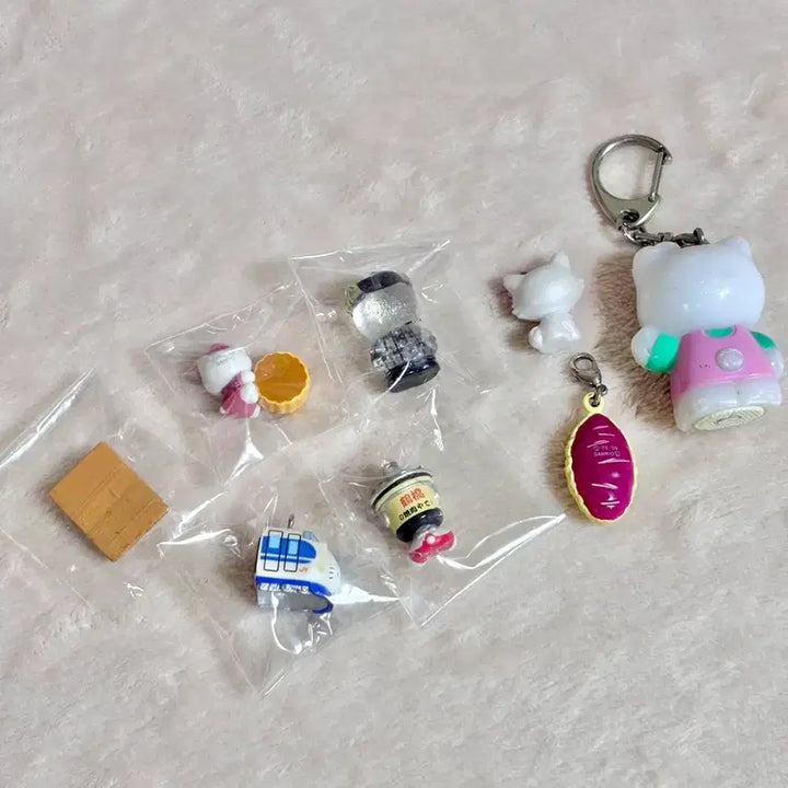 [BUNJANG] Vintage Sanrio Hello Kitty Strap Set / 고전 산리오 키티스트랩 일괄 과자 모래찜질 챠미 대형 기차 야구