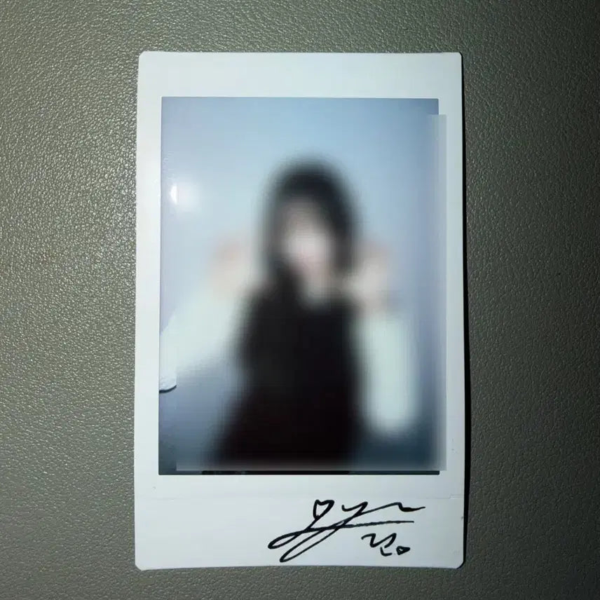 [BUNJANG] TripleS Lynn Kkyeo Stage Uniform Signed Polaroid Photocard / 트리플에스 린 깨어 공방 교복 싸인 폴라로이드 싸폴