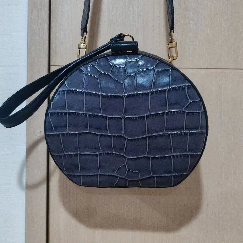 [BUNJANG] Mine Round Crocodile Pattern Bag Navy / 마인 라운드 크로커다일 패턴백 네이비