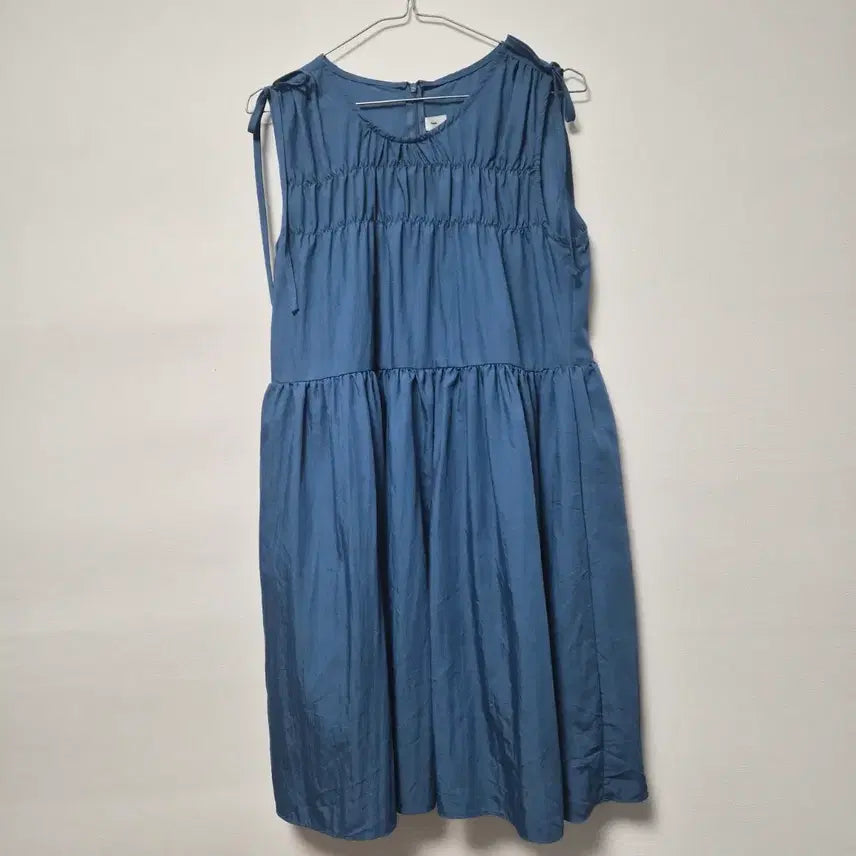 [BUNJANG] Blue Sleeveless Midi Dress with Shirring Detail and Ribbon Strap / 블루 민소매원피스