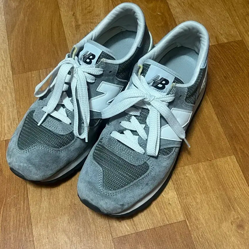 [SOLD OUT] 뉴발란스 990v1 메이드 인 USA 그레이 화이트(270) 혀