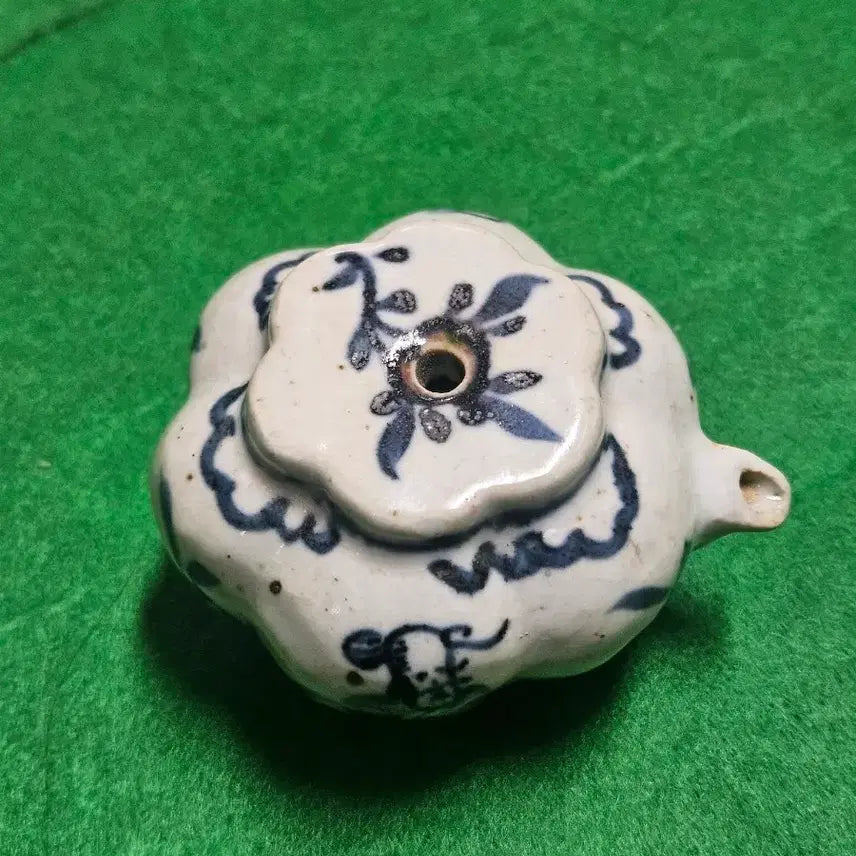[BUNJANG] Joseon Dynasty Blue-and-White Porcelain Flower-Shaped Water Dropper with Floral Design / 청화백자 화형 초화문 연적 (선비의 문방사우 소장품)