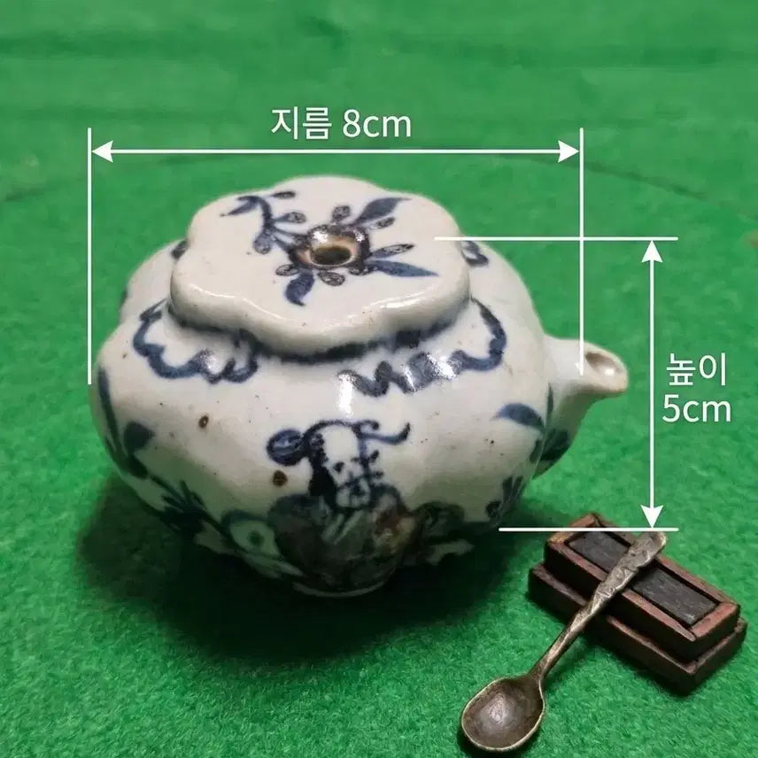 [BUNJANG] Joseon Dynasty Blue-and-White Porcelain Flower-Shaped Water Dropper with Floral Design / 청화백자 화형 초화문 연적 (선비의 문방사우 소장품)