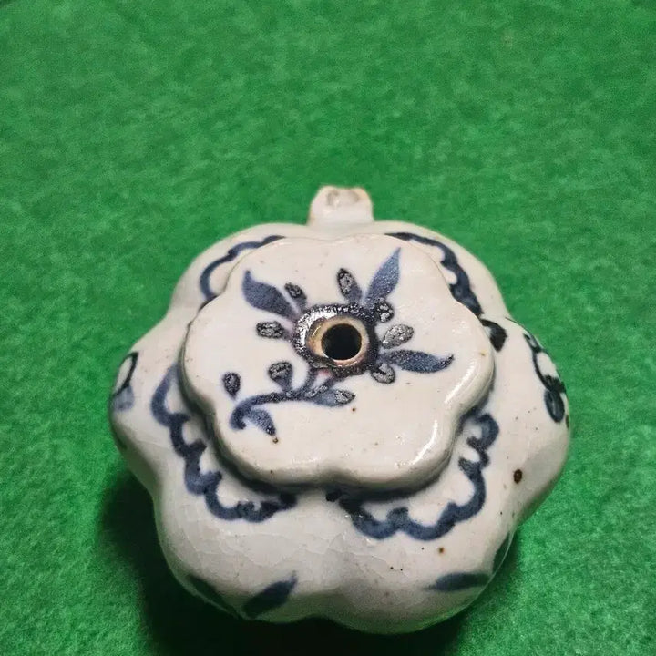 [BUNJANG] Joseon Dynasty Blue-and-White Porcelain Flower-Shaped Water Dropper with Floral Design / 청화백자 화형 초화문 연적 (선비의 문방사우 소장품)