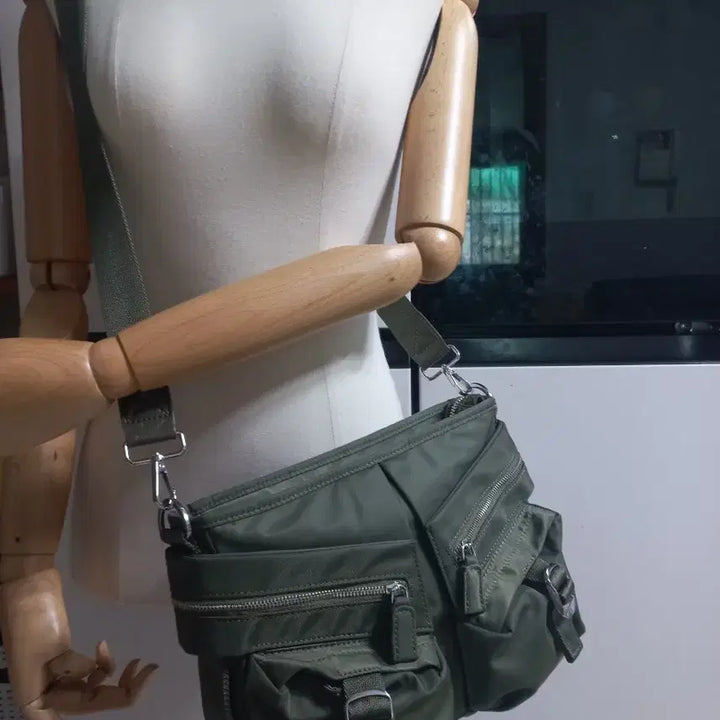 [BUNJANG] Zara Nylon Crossbody Bag Khaki / (특가정리) 자라 나일론 크로스백. 카키색. 컨디션 최상