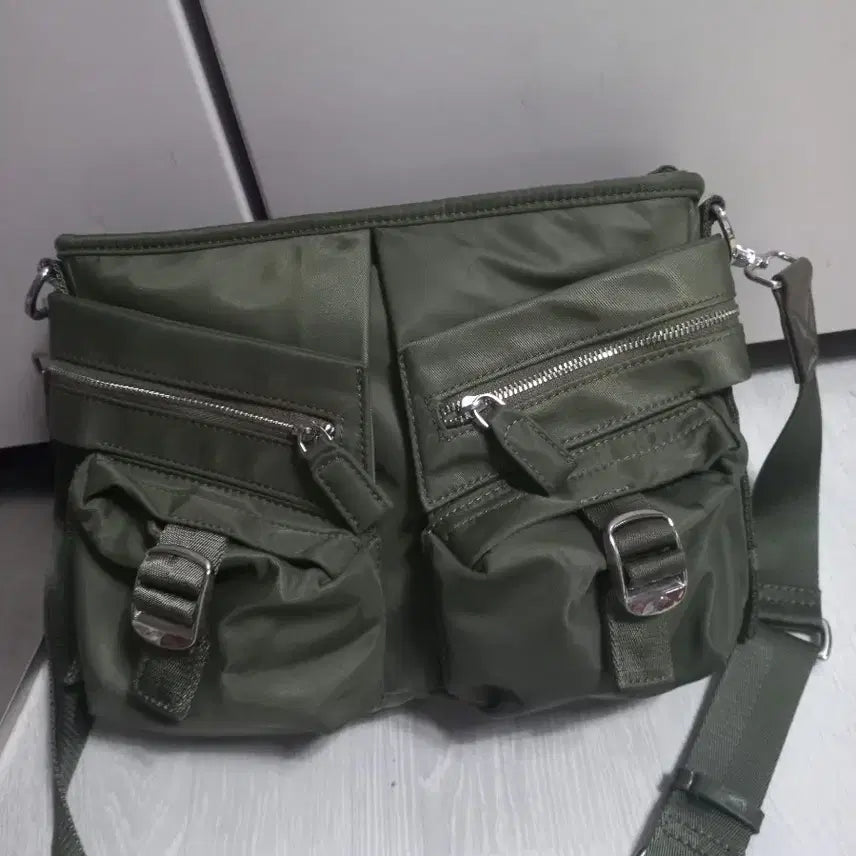 [BUNJANG] Zara Nylon Crossbody Bag Khaki / (특가정리) 자라 나일론 크로스백. 카키색. 컨디션 최상