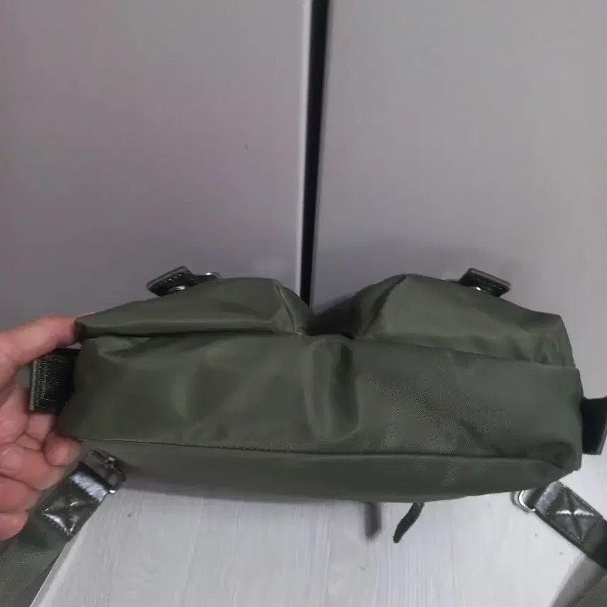 [BUNJANG] Zara Nylon Crossbody Bag Khaki / (특가정리) 자라 나일론 크로스백. 카키색. 컨디션 최상