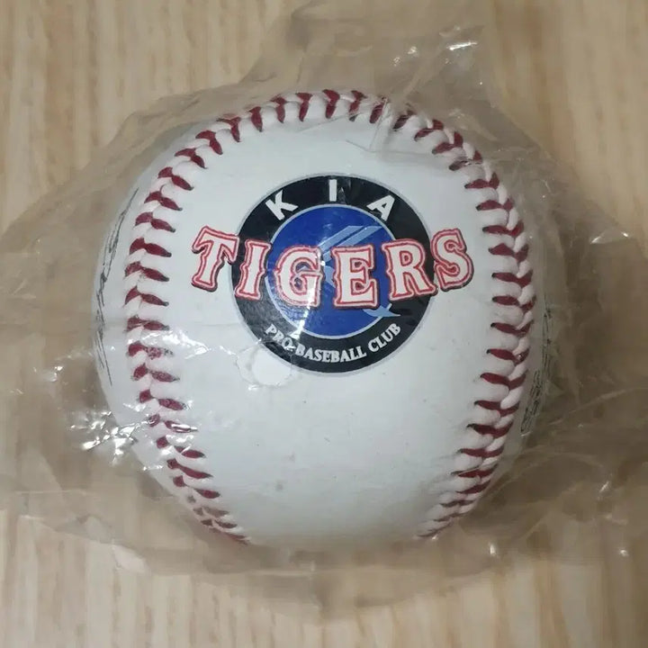 [BUNJANG] Kia Tigers 2001 Signed Logo Ball (Small) / 기아타이거즈 2001 선수단 인쇄싸인 로고볼 소형구