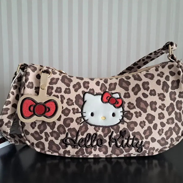 [BUNJANG] Sanrio Hello Kitty Tanning Leopard Mini Hobo Bag / 산리오 헬로키티 태닝 호피 레오파드 미니 호보백 가방 새상품