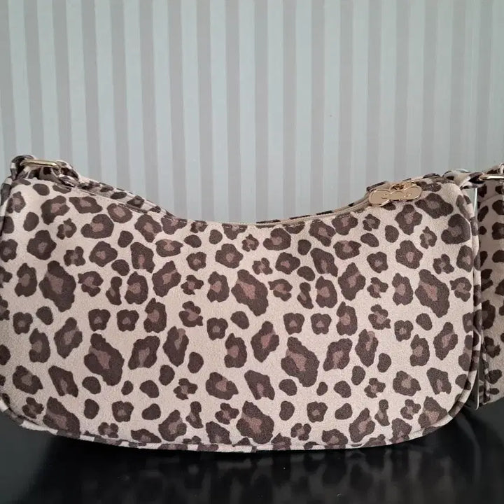 [BUNJANG] Sanrio Hello Kitty Tanning Leopard Mini Hobo Bag / 산리오 헬로키티 태닝 호피 레오파드 미니 호보백 가방 새상품