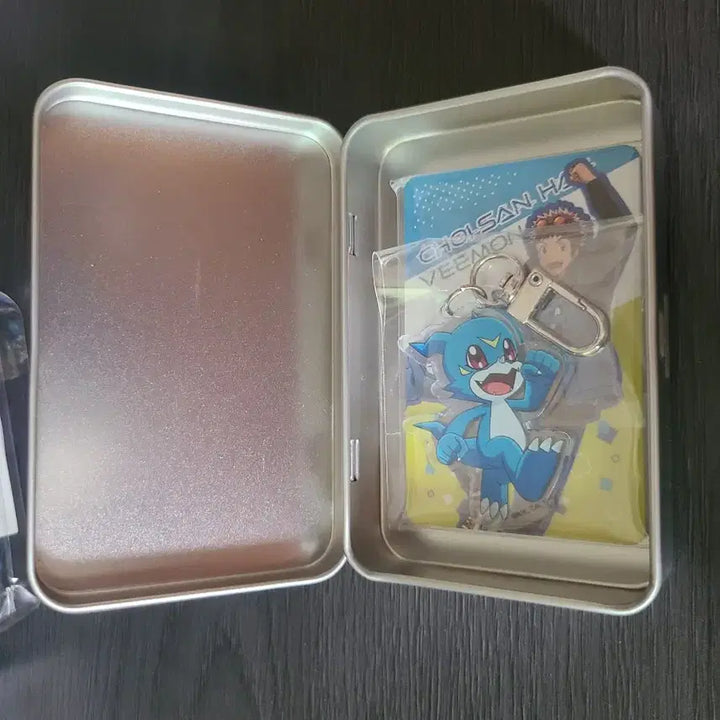 [BUNJANG] Digimon Adventure: Last Evolution Kizuna Movie Tin Case, Calendar Photocard, and V-mon Acrylic Keychain Set / 파워디지몬 극장판 틴케이스, 달력 포토카드, 아크릴 키링(브이몬)