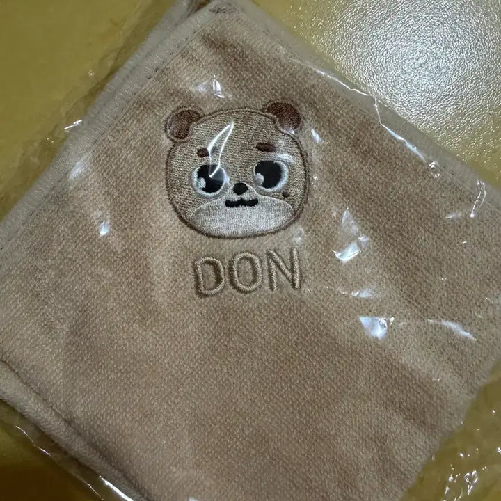[BUNJANG] Day6 Denimals Dondon Hand Towel Sealed / 데이식스 데니멀즈 돈 도운 핸드타월 미개봉