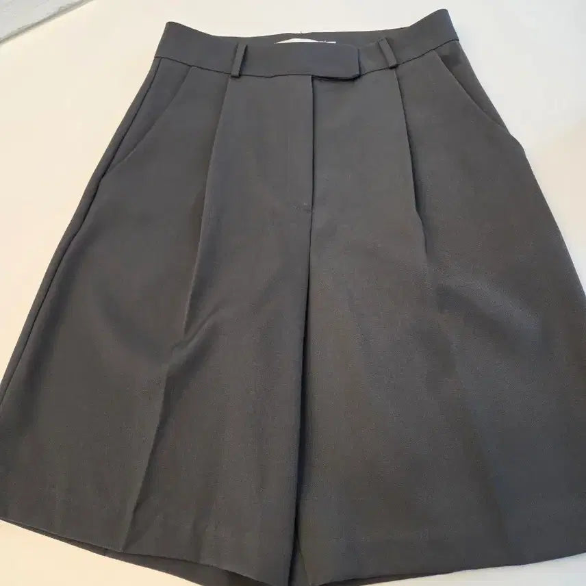 [BUNJANG] Bermuda Pleated Shorts - New Arrival / 버뮤다  핀턱바지  새상품