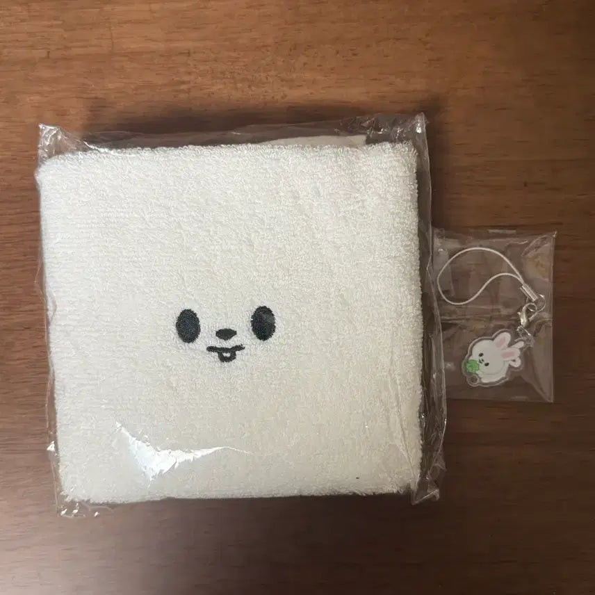 [BUNJANG] Stray Kids Fanmeeting Gift Towel &amp; Keyring Set (LeeKnow) / Straykids 스트레이키즈 스키즈 팬미팅 기프트 수건 키링 리빗 fanmeeting gift leebit