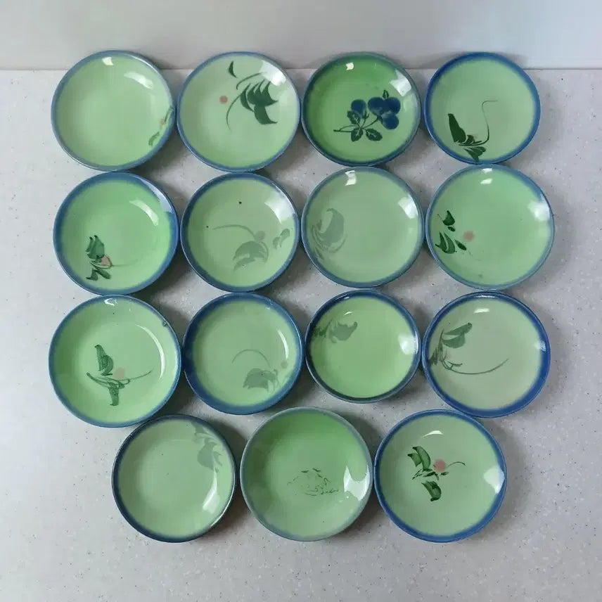 [BUNJANG] Vintage Celadon Green Glaze Miniature Plates (Set of 15) - Floral Pattern / 근대사수집품  외사기 녹유접시 빈티지 플라워 패턴 미니 접시 15개