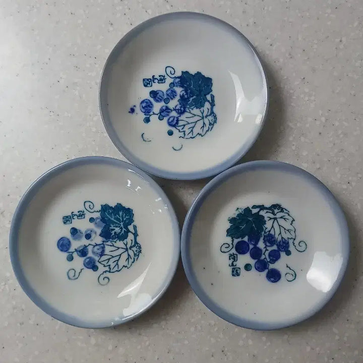 [BUNJANG] Vintage Porcelain Plates with Grape and Cotton Flower Motif (Set of 10) / 근대사 수집 왜사기 빈티지 접시 포도  목화꽃 문양 10개