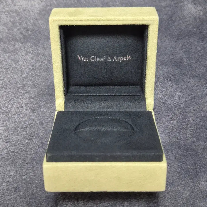 [BUNJANG] Van Cleef &amp; Arpels Alhambra Ring Case / 반클리프 반지 케이스 알함브라 링