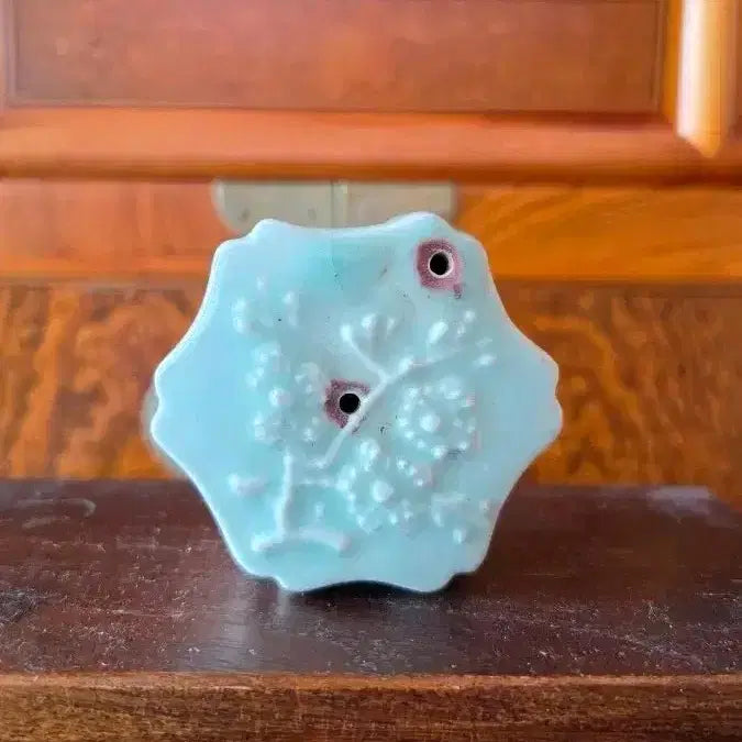 [BUNJANG] Joseon Dynasty White Porcelain Celadon Inlaid Double-Gourd Plum Blossom Brush Washer (Relief) / 백자진사연청유각화매화문연적(양각)