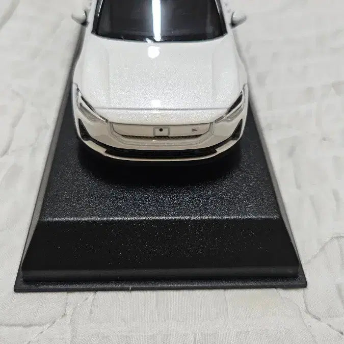 [BUNJANG] New Polestar 2 Snow White 1/43 Scale Model / 신형 폴스타2 스노우 화이트 1/43