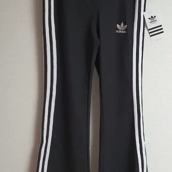 [BUNJANG] Adidas Flare Bootcut Leggings / 새거 아디다스레깅스 아디다스부츠컷레깅스 플레어드 레깅스