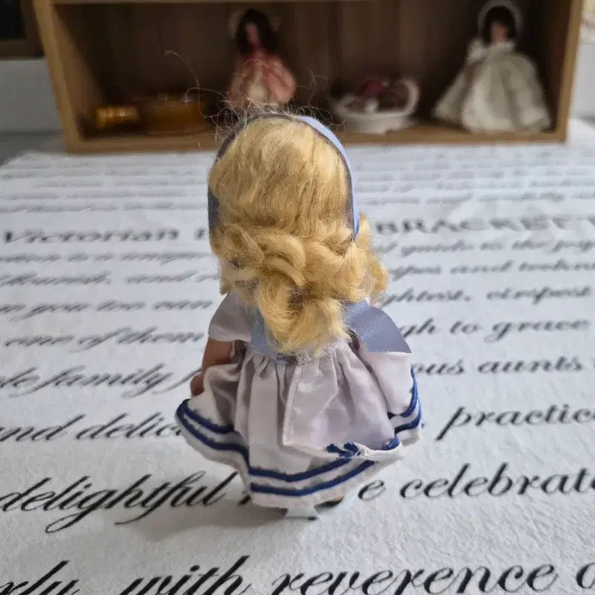 [BUNJANG] Vintage Nancy Doll with Stand / 빈티지 낸시 인형(거치대 포함.)
