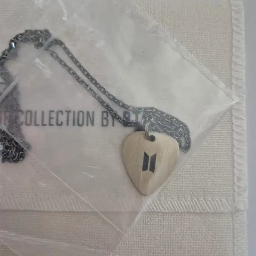 [BUNJANG] BTS Suga Artist-Made Guitar Pick Necklace Silver / BTS 슈가 아티스트 메이드 기타 피크 목걸이 실버