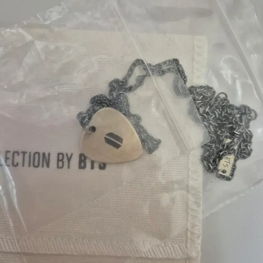 [BUNJANG] BTS Suga Artist-Made Guitar Pick Necklace Silver / BTS 슈가 아티스트 메이드 기타 피크 목걸이 실버