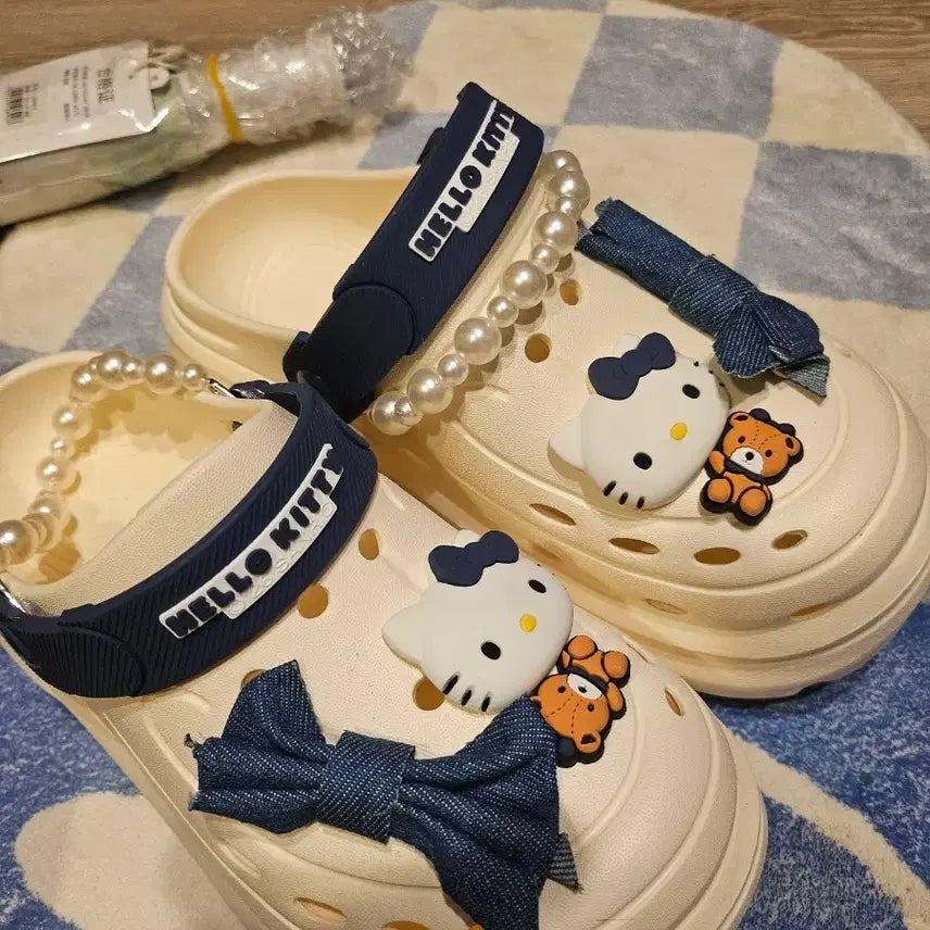 [BUNJANG] Sanrio x Crocs Hello Kitty Clogs (235-240mm) / 산리오키티크록스235ㅡ240새거2개