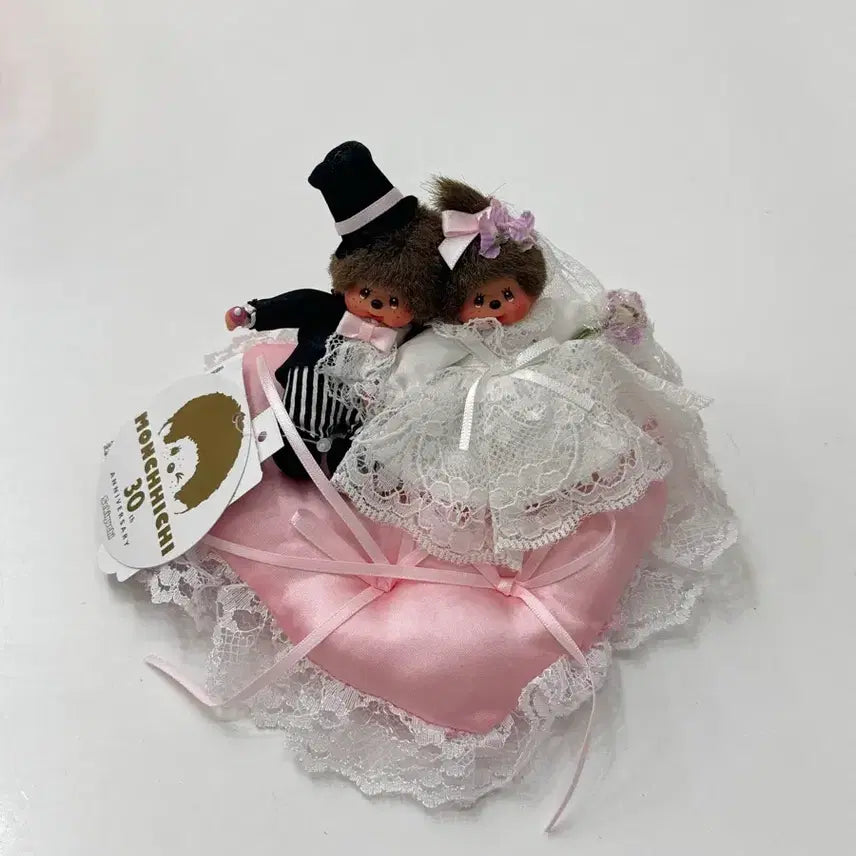 [BUNJANG] 30th Anniversary Classic Mini Wedding Monchhichi with Heart Cushion / 30주년 고전 미니 웨딩 몬치치 하트쿠션 새상품