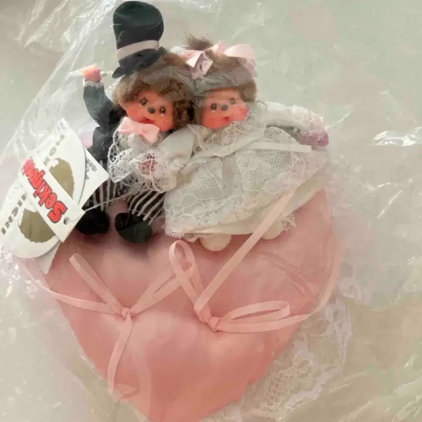 [BUNJANG] 30th Anniversary Classic Mini Wedding Monchhichi with Heart Cushion / 30주년 고전 미니 웨딩 몬치치 하트쿠션 새상품
