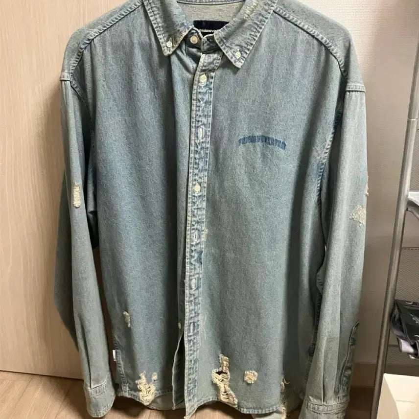 [BUNJANG] thisisneverthat Damaged Denim Shirt XL / (XL) 디스이즈네버댓 데미지드 데님 셔츠