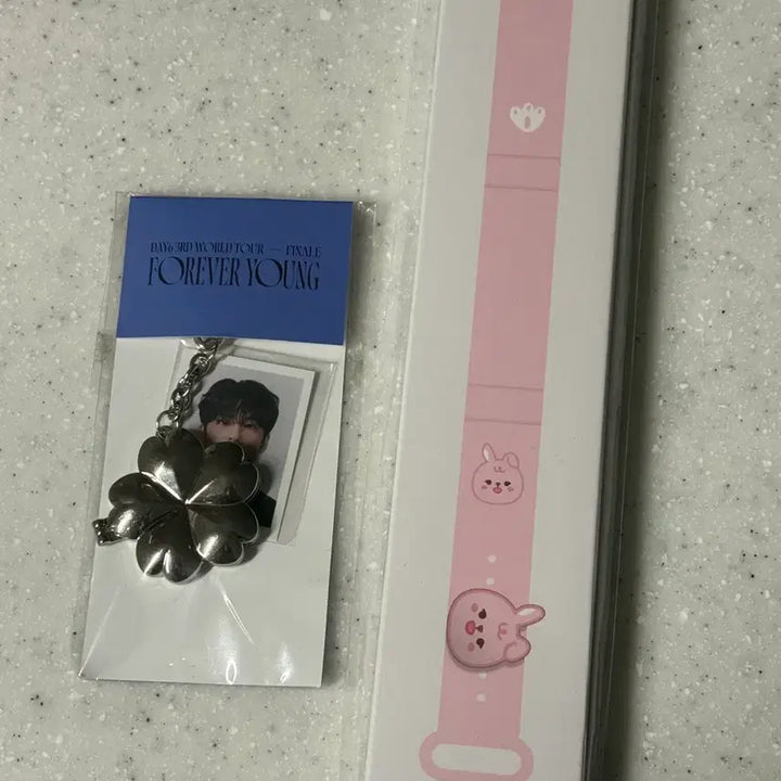 [BUNJANG] DAY6 Young K Petit Merz Madewatch Strap &amp; Charm / 데이식스 쁘띠멀즈 원필 마데워치 스트랩 &amp; 참 양도