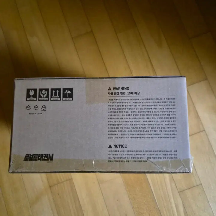 [BUNJANG] Korean Air x Asiana Airlines Taekwon V Limited Edition Figure / 대한항공 아시아나항공 콜라보 태권브이