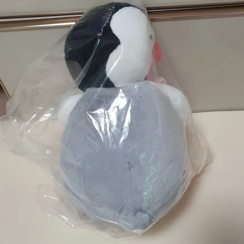 [BUNJANG] Medium Pingu Doll Holding Flower / 귀여운 꽃을든 핑구 중형인형
